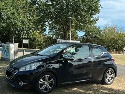 Gebraucht Peugeot 208 Allure 120 PS (88 kW) 2013 Schwarz Kleinwagen