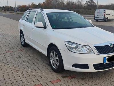 Gebraucht Skoda Octavia Ambition 105 PS (77 kW) 2012 Weiß Kombi