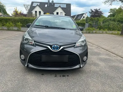 Gebraucht Toyota Yaris Hybrid 101 PS (74 kW) 2016 Grau Kleinwagen