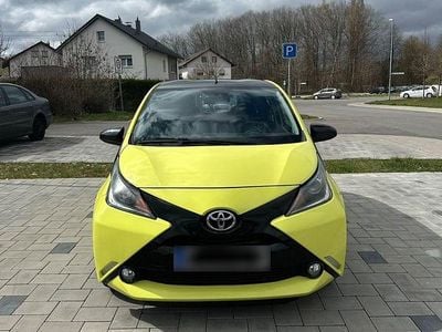 Second-hand Toyota Aygo 69 CP (50 kW) 2016 Galben Hatchback