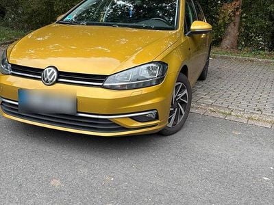 Usado VW Golf VII 116 CV (85 kW) 2018 Amarillo Berlina