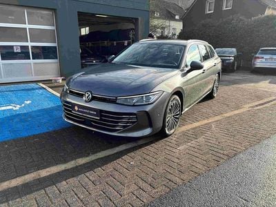Grau Gebraucht 2024 VW Passat Elegance Kombi | 32.880 € (Superpreis)