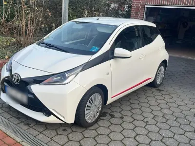 Gebraucht Toyota Aygo 68 PS (50 kW) 2011 Weiß Kleinwagen