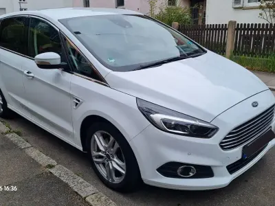 Gebraucht Ford S-MAX Titanium 241 PS (177 kW) 2019 Weiß Van / Kleinbus