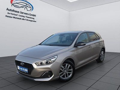 White sand metallic Gebraucht 2018 Hyundai i30 Passion Limousine | 12.450 € (Fairer Preis)