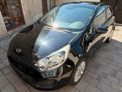 Gebraucht Kia Rio Spirit 109 PS (80 kW) 2012 Schwarz Limousine