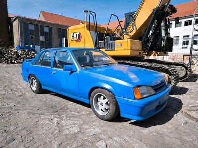 Usado Opel Rekord 115 HP (84 kW) 1986 Azul Sedan
