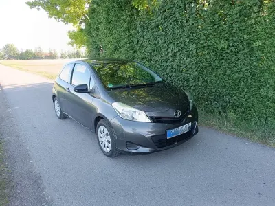 Gebraucht Toyota Yaris 69 PS (50 kW) 2012 Grau Kleinwagen