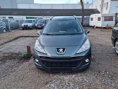 Grün Gebraucht 2010 Peugeot 207 Kombi | 1.500 €