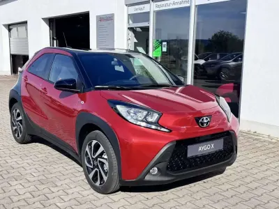 Neu Toyota Aygo X 72 PS (52 kW) 2026 Chili red / night sky black SUV