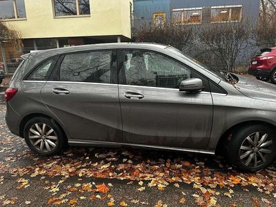 Grau Gebraucht 2015 Mercedes 200 Kleinwagen | 15.500 €