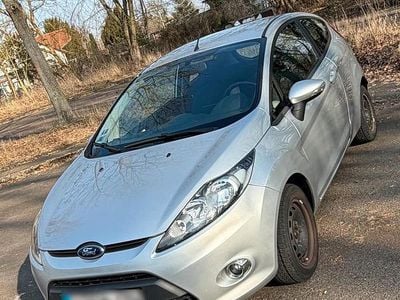 Gebraucht Ford Fiesta 60 PS (44 kW) 2012 Silber Kleinwagen