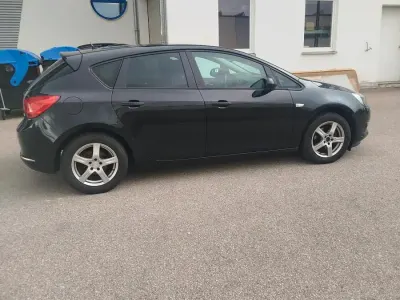 Używany Opel Astra 140 KM (102 kW) 2014 Czarny Sedan/Limuzyna