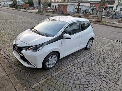 Gebraucht Toyota Aygo X-play 69 PS (50 kW) 2017 Weiß Kleinwagen