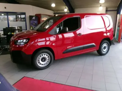 Neu Fiat Doblò Tech 110 PS (80 kW) 2026 Rot Van / Kleinbus