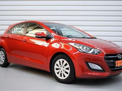 Rot Gebraucht 2015 Hyundai i30 Trend Limousine | 12.990 € (Teuer)