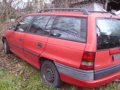 Używany Opel Astra 82 KM (60 kW) 1996 Czerwony Kombi