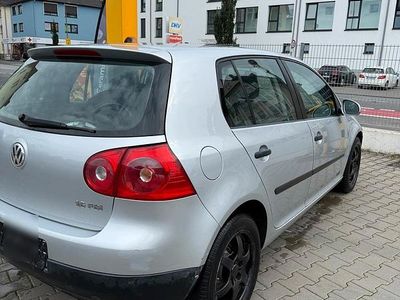 Silber Gebraucht 2004 VW Golf IV Kleinwagen | 1.100 €