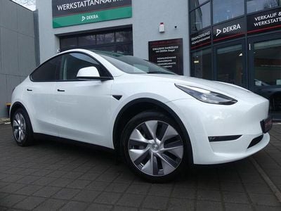 Weiss (metallic) Gebraucht 2024 Tesla Model Y SUV | 41.799 € (Fairer Preis)