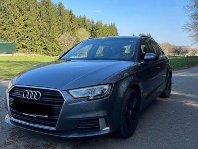 Usado Audi A3 Design 190 HP (139 kW) 2018 Cinzento Sedan