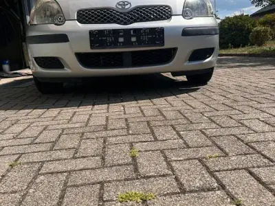 Gebraucht Toyota Yaris Sol 68 PS (50 kW) 2003 Silber Limousine