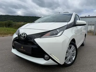 Gebraucht Toyota Aygo X-play 69 PS (50 kW) 2016 Weiß Kleinwagen