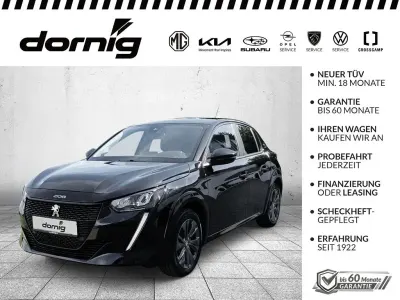 Gebraucht Peugeot e-208 Active 100 kW (136 PS) 2022 Perla nera schwarz metallic Kleinwagen