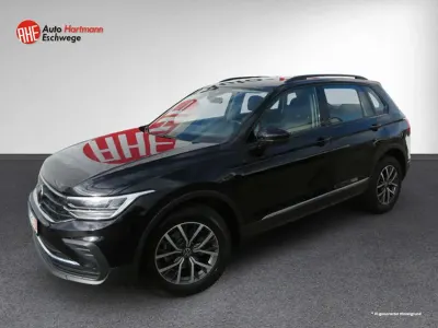 Gebraucht VW Tiguan Life 150 PS (110 kW) 2023 Deep black perleffek (metallic) SUV