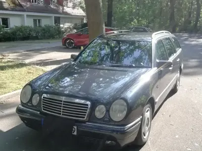 Gebraucht Mercedes E240 169 PS (124 kW) 1998 Blau Kombi