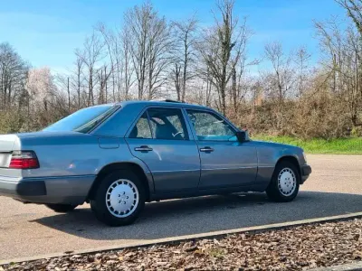 Second-hand Mercedes E300 179 CP (131 kW) 1990 Gri Berlinǎ