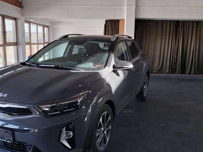 Gebraucht Kia Stonic Spirit 101 PS (74 kW) 2022 (bpr) perennialgrau met./schwa SUV
