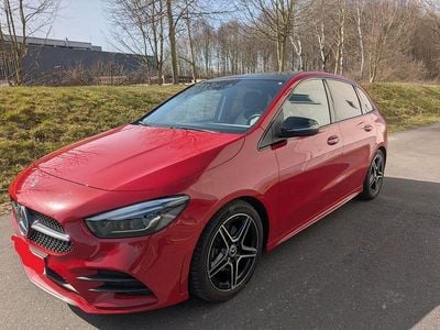 Gebraucht Mercedes B200 AMG line 163 PS (119 kW) 2019 Rot Van / Kleinbus