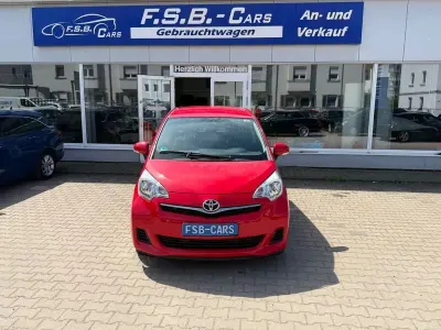 Gebraucht Toyota Verso-S Cool 99 PS (72 kW) 2012 Rot Van / Kleinbus