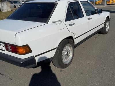 Gebraucht Mercedes 190 72 PS (52 kW) 1986 Weiß Limousine