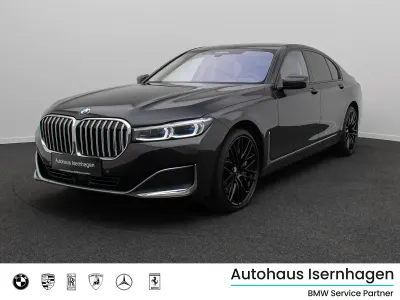 Gebraucht BMW 750 Sport Line 530 PS (389 kW) 2022 Sophistograu brillanteffekbraun Limousine