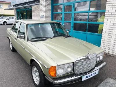 Gebraucht Mercedes E230 136 PS (100 kW) 1982 Grün Limousine
