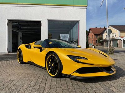 Gebraucht Ferrari SF90 1001 PS (736 kW) 2023 Gelb Cabrio