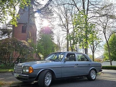 Second-hand Mercedes E230 136 CP (100 kW) 1984 Albastru Berlinǎ