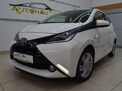 Second-hand Toyota Aygo X-play 69 CP (50 kW) 2014 Alb Hatchback