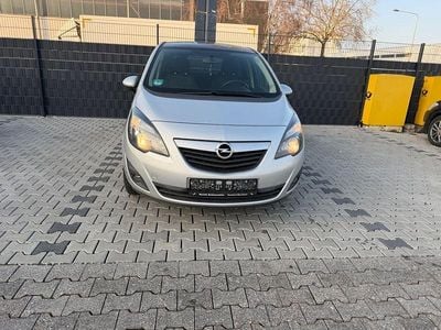 Silber Gebraucht 2011 Opel Meriva Design Edition Van / Kleinbus | 2.499 € (Superpreis)