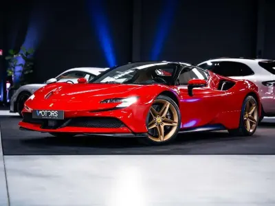 Usata Ferrari SF90 999 CV (734 kW) 2025 Rosso Cabrio
