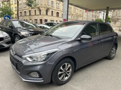 Gebraucht Hyundai i20 Advantage 101 PS (74 kW) 2020 Grau Kleinwagen