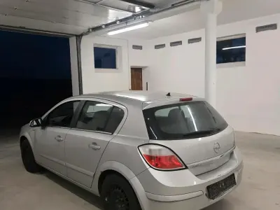 Usado Opel Astra 105 HP (77 kW) 2005 Prateado Sedan