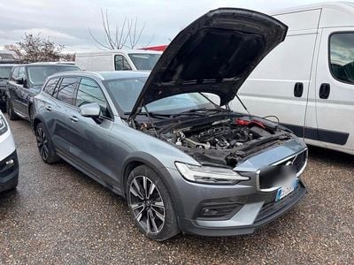Grau Gebraucht 2020 Volvo V60 CC Pro Kombi | 10.499 €