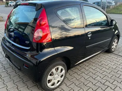 Gebraucht Peugeot 107 Filou 68 PS (50 kW) 2009 Schwarz Kleinwagen