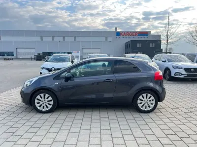 Używany Kia Rio FIFA World Cup Edition 86 KM (63 kW) 2014 Szary Hatchback