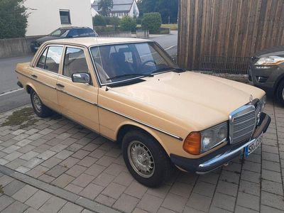 Gelb Gebraucht 1980 Mercedes 200 Limousine | 6.300 €