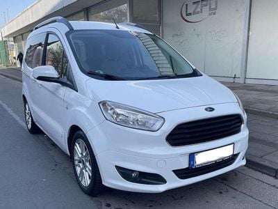 Gebraucht Ford Tourneo Courier Titanium 101 PS (74 kW) 2018 Frostweiß Van / Kleinbus