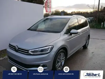 Neu VW Touran Comfortline 150 PS (110 kW) 2025 Oyster silver metallic Van / Kleinbus