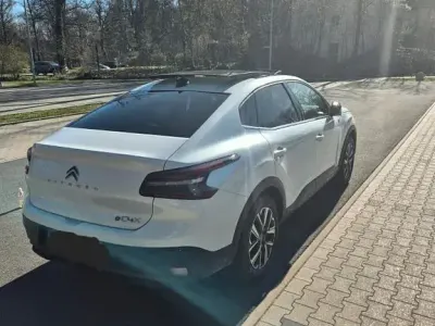 Używany Citroën e-C4 Shine 100 kW (136 KM) 2023 Biały Sedan/Limuzyna